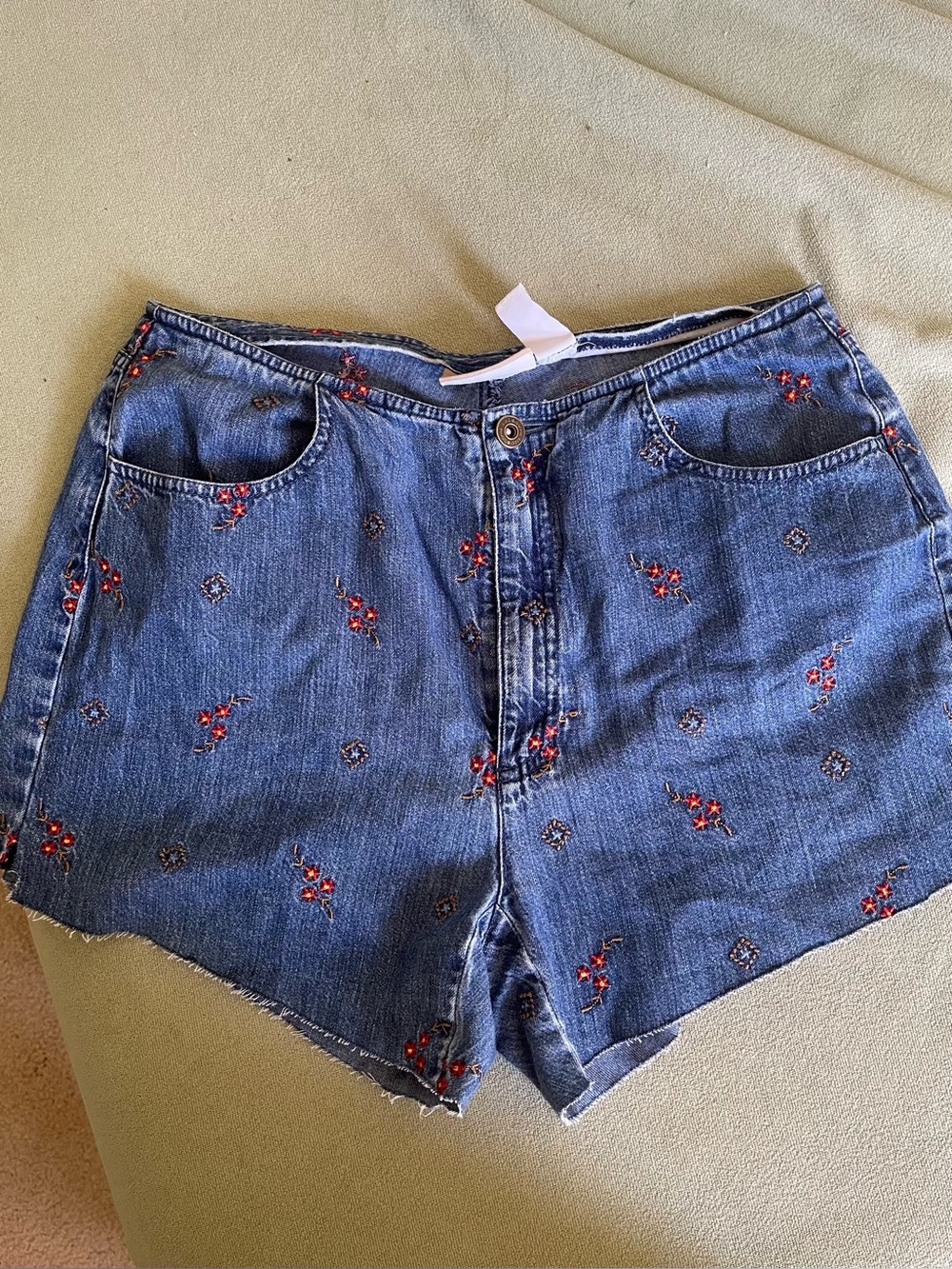 Liz Claiborne Cutoff Embroidered Denim Shorts 
Size 10
3.5 inch inseam